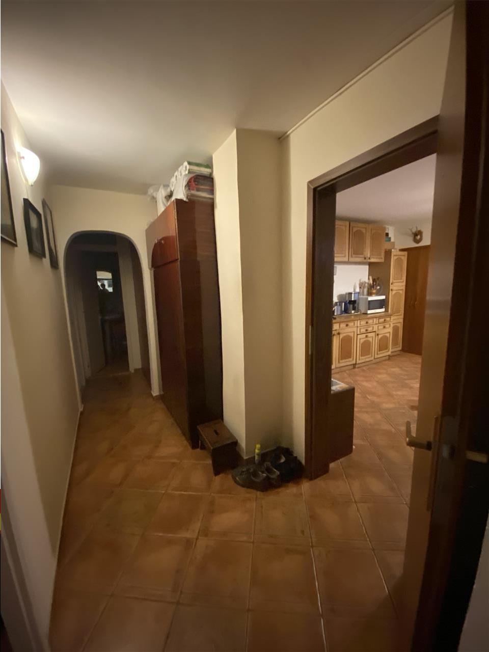 Apartament cu 4 camere, decomandat, la etaj 2 in zona Lipovei langa Biserica