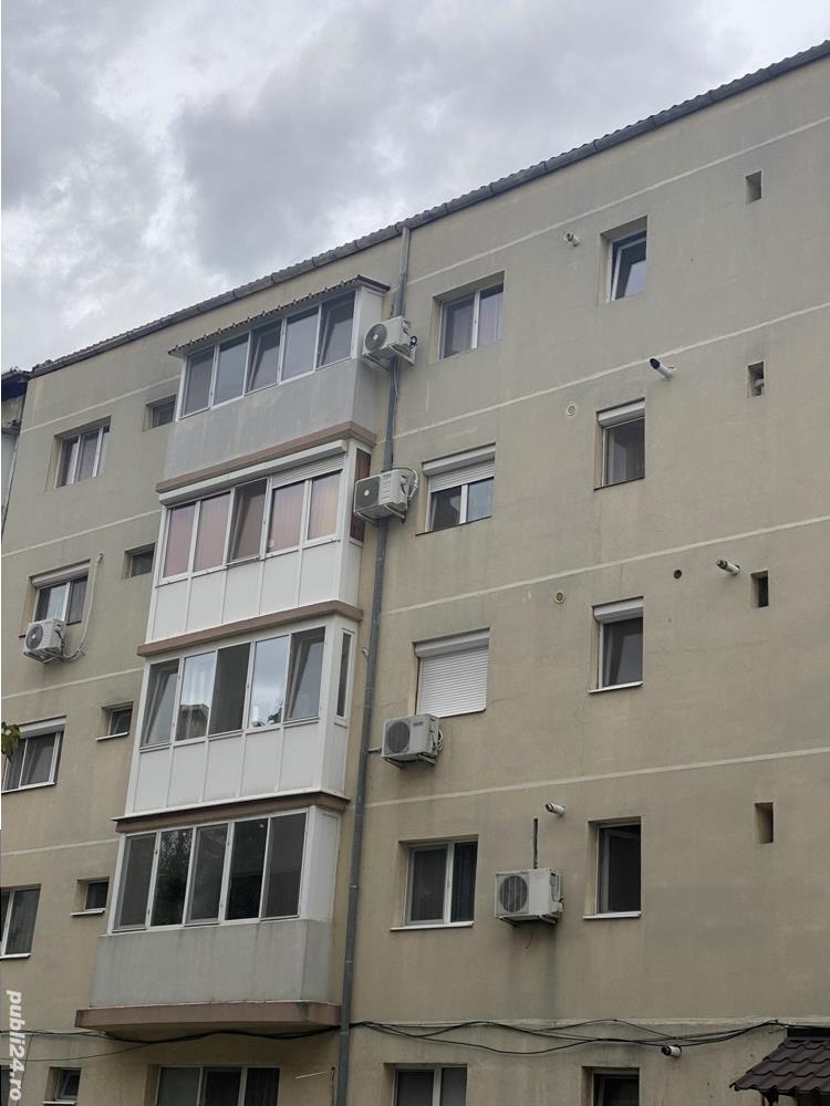 Apartament cu 3 camere in bloc anvelopat