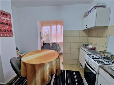 Apartament cu 2 camere decomandat cu centrala propie si Garaj in Cf